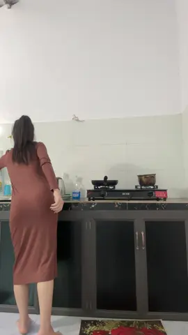 Về đến nhà nấu cơm 