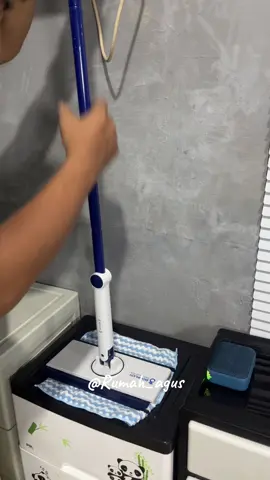 Enak bnget buat bersihin kaca yg tinggi ga perlu naik kursi lagi klo pake lap pel model gini