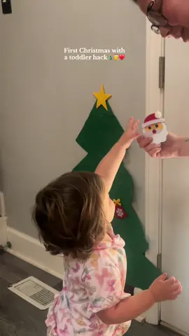 this is the best🤌  #christmastree #firstchristmas #toddlerlife #momhack #christmasdecor 