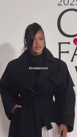 Rihanna no #CFDAawards 2025 🌟🌟🌟 #TikTokFashion #rihanna via: bustle/ig