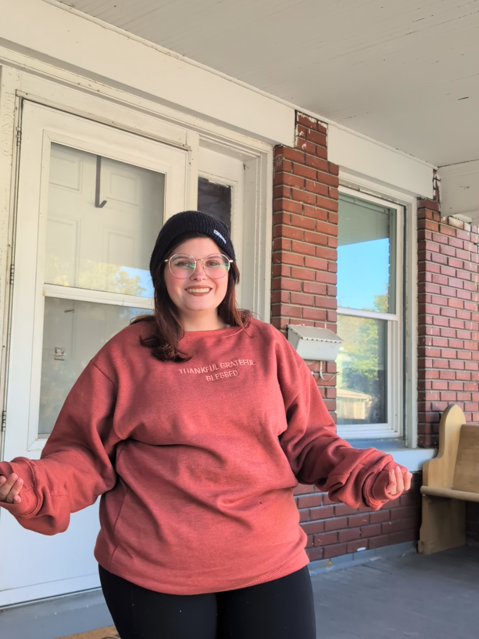 Outfit of the day Oversized Crewneck sweatshirt Comfy vibes only Modest fashion style Petite women styling tips #outfitshare #outfitinspiration #inspofashion #outfitlook 