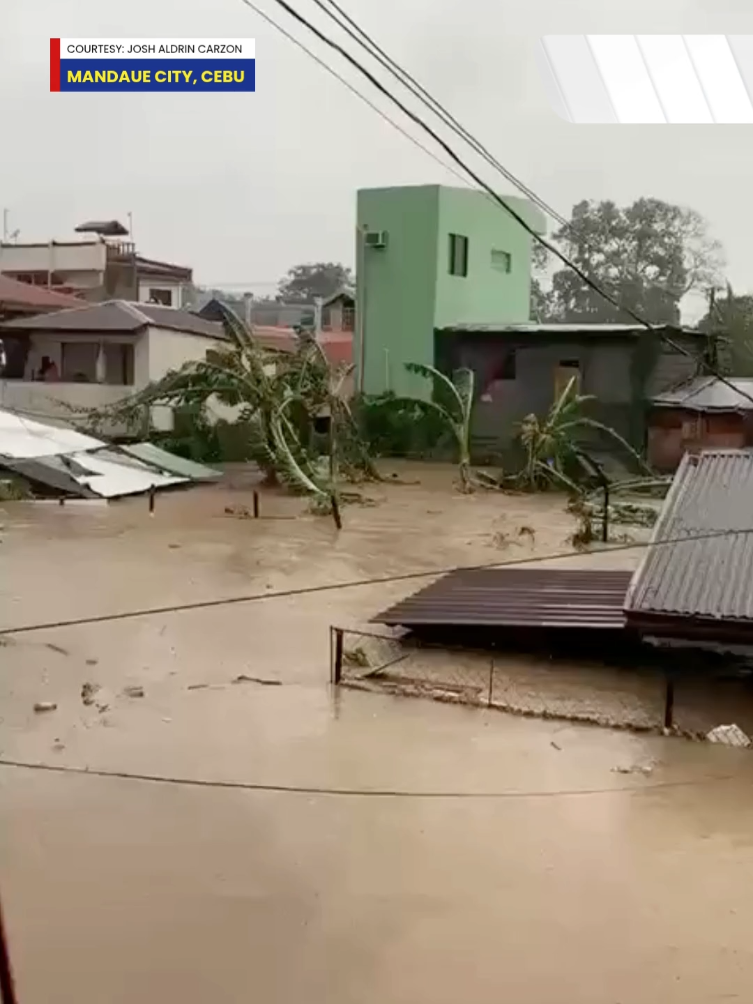 PANOORIN: Abot-bubong na bahang dulot ng typhoon #TinoPH sa Bgy. Umapad, Sitio Ambis sa Mandaue city, Cebu. Ayon sa residenteng si Josh Aldrin, malapit nang umabot sa ikalawang palapag ng kanilang bahay ang baha. Maging una sa balita at public service, follow na sa DZMM Teleradyo TikTok account. #DZMM #DZMMTeleradyo #NewsPH #WalangPasok