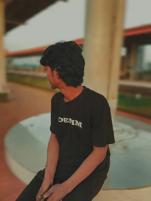 ভালোবাসা? ভালোবাসা কি সুন্দর তাই না, কেউ ধ্বংস হয় আবার কেউ সুন্দর একটি জীবন ফিরে পায়। ভালোবাসার এই অদ্ভুত খেলা একটি জীবনকে শেষ করতে পারে আবার সুন্দর ভাবে গড়ে তুলীতে পারে। প্রতিটা চোখের পানি বলে দেয় কারোর মায়া কতটা ভয়ংকর। সবাই ভালবাসতে যানে কিন্তু মায়ায় পড়ে ভেতর ভেতর শেষ হতে কতজন পারে। কারো মায়া যে এত টা খারাপ যদি মায়ায় না পড়তাম তাহলে বুঝতে পারতাম না, ভালোবাসার মানুষকে নিয়ে বেঁচে থাকার কথা ছিলো কিন্তু তা আর হয়ে উঠে নাই বরং তার স্মৃতি নিয়ে বেঁচে থাকতে হচ্ছে। প্রতিটা রাত এমন ভাবে কেটে যাচ্ছে যে মাঝরাতে তোমার কথা ভেবে দম বন্ধ হয়ে যায়। তোমাকে নিয়ে কল্পনা জগৎ সাজিয়ে তুলি যদিও বাস্তবে তাকে পাওয়া সম্ভাবনা নাই ১%। তবুও তোমাকে নিয়ে ভাবতে ভালো লাগে। ভালো লাগে তোমার স্মৃতি মনে করে উপন্যাস লিখতে, ভালো লাগে তোমার দেওয়া কতা মনে করে আফসোস করতে, তোমার সবকিছু আমার ভালো লাগলেও তোমার আমাকে ভালো লাগতো না কখনোই, তুমি তো ভালোবাসা নিতে জানতো দিতে জানতো না তাই..।