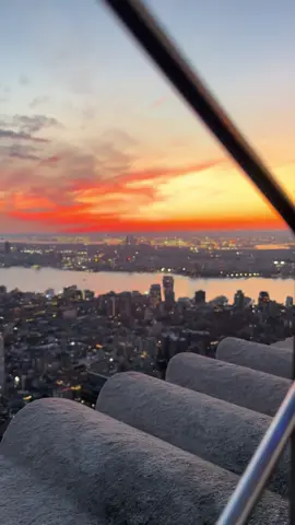 Essential sunset in #newyorkcity 🇺🇸 at #empirestatebuilding #newyork #nyc #travel 