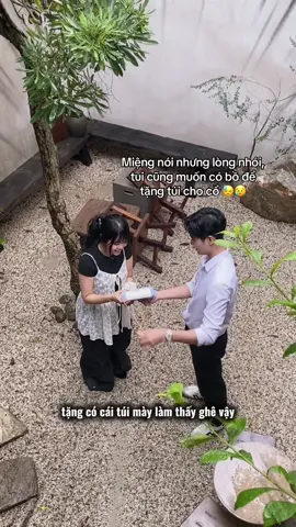 Miệng nói nhưng lòng nhói, tui cũng muốn có bồ để tặng túi cho cổ 😓😥 #quatang #tuideocheo #handmade #tinhyeu 