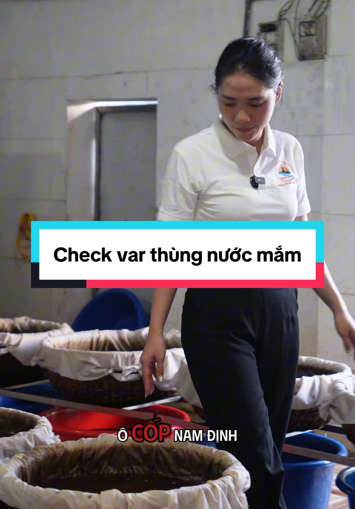 Check xem trong 1 thùng nước mắm cơ những gì nha #nuocmambalat #balatfood #nuocmam #tuhaohangviet 
