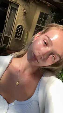 I feel like I haven’t stopped talking about these eye patches but they really are THAT good 😊 #eyepatch #eyemask #redundereyes #skincareroutine #glowyskin 