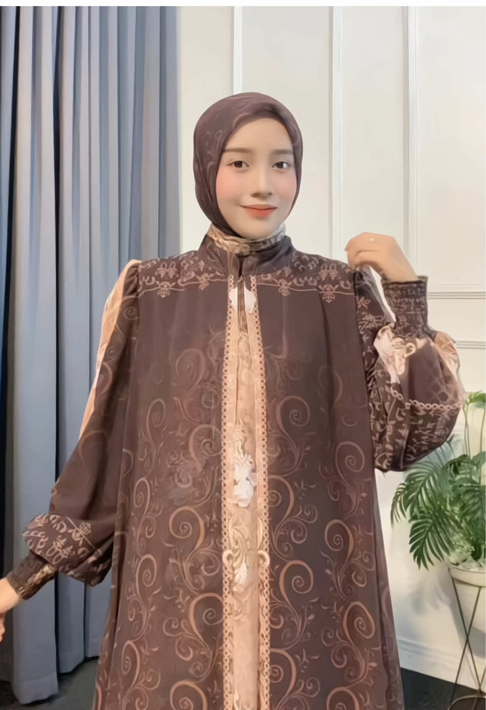 2 pilihan warna pergelapannya ini bestie, mahogany atau blue black ya???🤔 jangan sampai kehabisan , yuk yg mau samaan gercep cek etalase atau join live sekarang ya😍🫶🏻 #fashion #lebaran2026 #dressmotif #gamis 