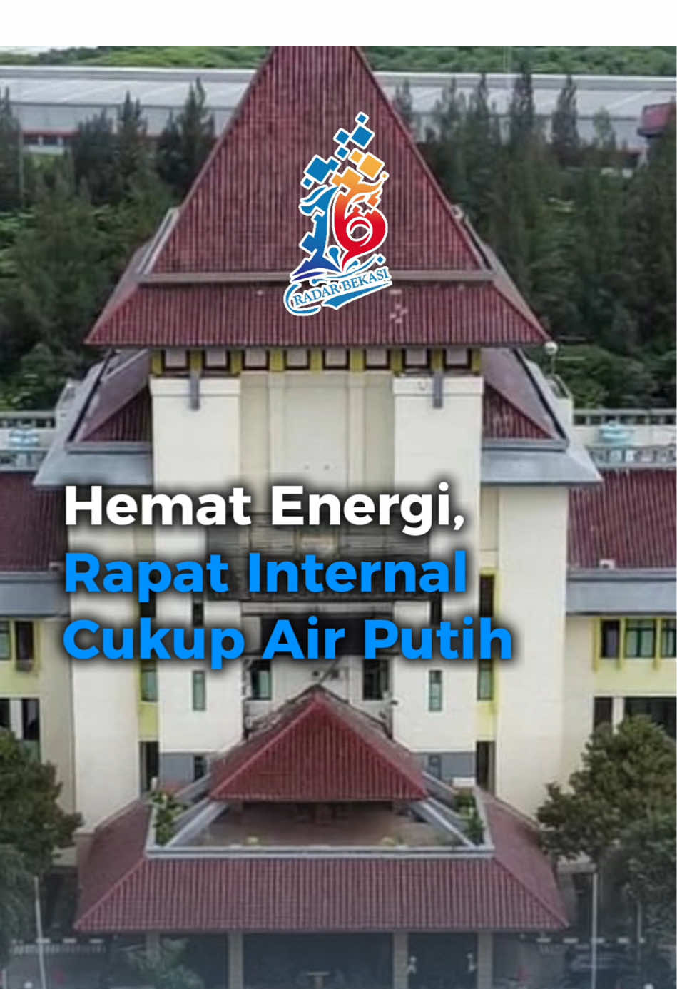 Pemerintah Kabupaten Bekasi meminta seluruh perangkat daerah melakukan penghematan anggaran karena kondisi keuangan yang terbatas.  “Setiap perangkat daerah harus menghemat seefisien mungkin, tapi tujuan program harus tetap tercapai dengan memaksimalkan anggaran yang ada,” kata Penjabat (Pj) Sekda Kabupaten Bekasi, Ida Farida, Senin (3/11). Ida menekankan pentingnya penghematan listrik, seperti mematikan komputer setelah selesai bekerja dan menonaktifkan peralatan yang tidak diperlukan. “Saya tidak ingin lagi melihat atau mendapatkan laporan pegawai main game di komputer. Kalau bisa pada kegiatan rapat internal penyajiannya cukup dengan air putih,” katanya Budaya hemat harus menjadi kebiasaan di setiap lingkungan kerja.  Langkah efisiensi ini dilakukan menyusul penurunan anggaran, di mana APBD Kabupaten Bekasi 2025 sebesar Rp8,3 triliun, sementara APBD 2026 yang tengah dibahas dalam Kebijakan Umum Anggaran Plafon Prioritas Sementara (KUAPPAS)  turun menjadi Rp7,3 triliun. #RadarBekais #RadarCikarang #BeritaBekasi #Metropolitan #UpdateKalimalang