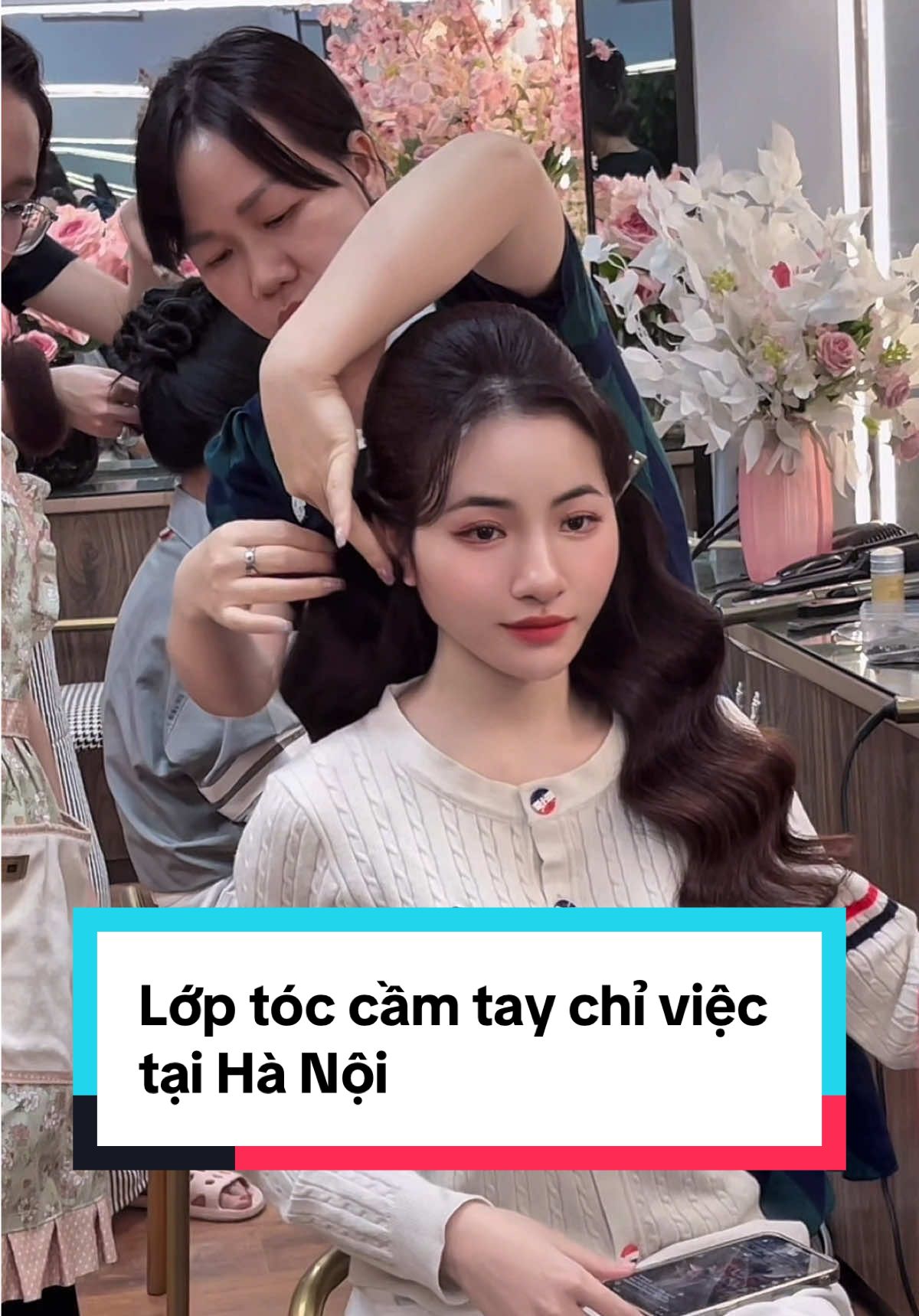 Lớp tóc cầm tay chỉ việc tại Hà Nội  Lịch khai giảng: 📍 Lớp Hà Nội 10/11 📍Lớp Sài Gòn 17/11  📍Lớp Sài Gòn 24/11 Đăng ký ngay lớp tóc cầm tay chỉ việc của cô Hạnh để được hỗ trợ tốt nhất!!! #camtaychiviec#tocungdung#hoctoc#lamtoc#toccodau