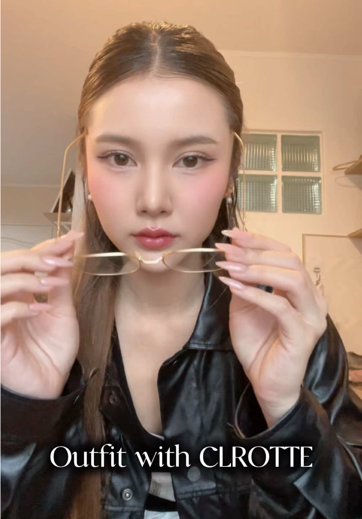 Outfit with CLROTTE รุ่น SLEE-KRUMBLE แว่นตาเกาหลีมินิมอลที่ใส่แล้วแมทซ์ได้ทุกลุค แถมน้ำหนักเบาอีกด้วย 💌 น่ารักมุ๊งมิีง ลุคแบบนี้ชอบกันมั๊ยค๊าาาาาา  ตอนนี้มีโปรแว่น CLROTTE ทุกรุ่น สุดคุ้ม 💕 กรอบพร้อมเลนส์เพียง 3,990 บาท พิกัด 📍 ที่ร้านแว่นตา Monde ทุกสาขา ใกล้บ้านเลยค่า @Monde Eyewear  #CLROTTE #mondeeyewear  #แว่นคลอเต้ #แว่นเกาหลี #แว่นตามองเด้