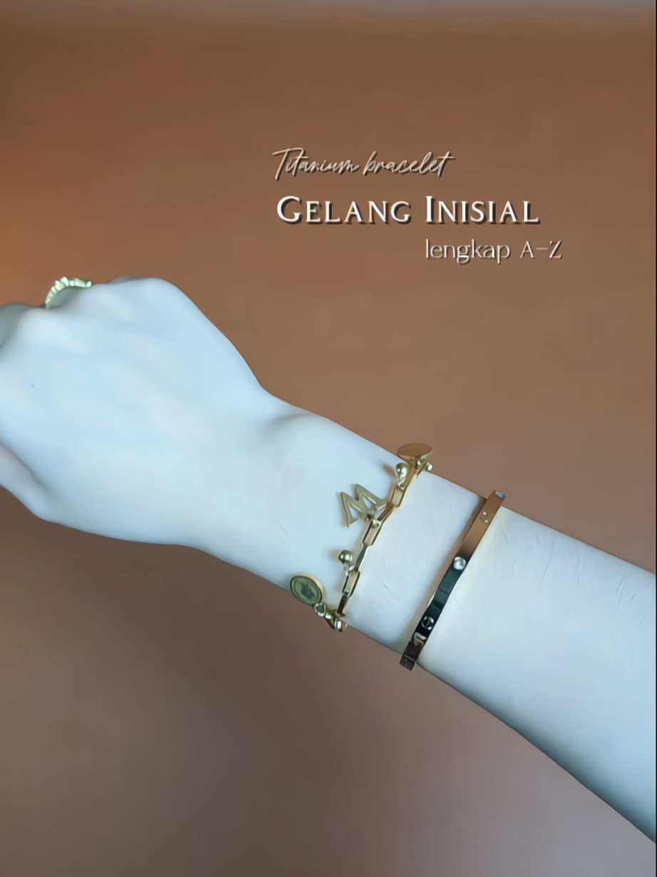 beneran secakep itu gelangnya🥺🫶🏻💗 #gelanginisial #bracelets #gelangtitanium #gelangwanita #gelangalphabet 