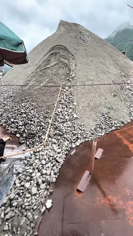 Así se moldea una montaña de grava la técnica que las máquinas no pueden igualar