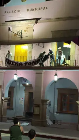 La gente de Apatzingán explotó. 😔🔥 Cansados del miedo, la inseguridad y la indiferencia, irrumpieron en el palacio municipal como un grito colectivo de desesperación. No fue rabia sin motivo… fue el reflejo de un pueblo que ya no puede más, que exige vivir en paz, sin miedo y con justicia. #Apatzingán #Michoacán #Seguridad #Justicia #Paz   