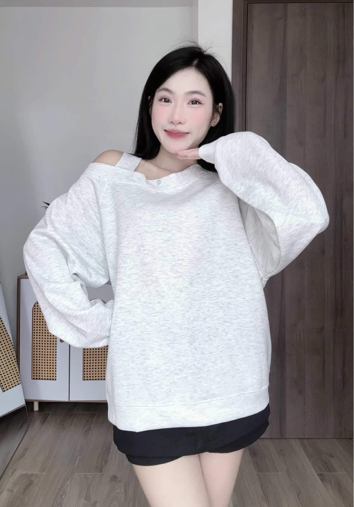 Áo xinh nhà @kimeehouse màu xám tiêu này năm nay hot lém, nàng nào không thích mặc quá hở thì tham khảo em nó nhó #homnaymacgi #outfitideas #outfit #kimeehouse #xuhuong 