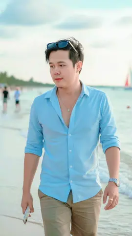 แจกคําสั่ง Gemini Ai ไว้สร้างรูปผู้ชายเท่ๆ คําสั่ง prompt เสมือนจริงใหม่ๆผู้ชายเท่ห์ๆ prompt เสมือนจริงใหม่ๆผู้ชาย #gemini #สร้างภาพจากai #aiท่าถึง #เปิดการมองเห็นtiktok  คำสั่ง Prompt >>➡️➡️สร้างภาพพอร์ตเทรตผู้ชายหุ่นผอมบางร่างเล็กสมจริง (ใบหน้าเหมือนต้นฉบับ100%ห้ามแก้ไข) ระยะไกลกำลังเดินเล่น หลังเบลอ  ฉากเป็นภายถ่ายที่ริมทะเลมีเรือแล่นผ่าน มีต้มมะพร้าว1-2ต้น น้ำทะเล:คลื่นซัดเข้ามามาถึงบริเวณที่ตัวแบบเดินอยู่ ผิวน้ำมีคลื่นเล็กน้อย เป็นมุมกล้องถ่ายให้เห็นทั้งตัวแบบ กล้องถ่ายจากด้านหน้าค่อนไปทางด้านข้างเล็กน้อยของตัวแบบ ทำให้เห็นทั้งรูปร่างทั้งตัว ได้ชัดเจน โทนสี:โดยรวมเป็นสีเย็น ความสว่าง: แสงธรรดาชาติ เย็นตา เสื้อ:เสื้อเซิ้ตแขนยาวสีฟ้า เป็นผ้าบางเบา ปล่อยชาย พับแขนและปลดกระดุมช่วงบนฝ่าถึงอก มีสร้อยคอเส้นเล็กๆ มีจี้ตัวBเล็กๆสวมกางเกงขาสั้นสีครีมหรือกากี ไม่สวมรองเท้า นาฬิกาข้อมือRolexสีเงิน แหวนทองนิ้วกลาง การยืน:ตัวชมวิว แว่นตาRaydanทรงสี่เหลี่ยมผื่นผ้าสีดำ มือถือไอโฟน16 แสดงออกถึงความมั่นใจหรือความผ่อนคลาย ด้วยท่าท่าทางที่อยากให้เป็น อารมณ์:เพ้อฝัน ก้มนิดๆ ทรงผมเดิม แต่งหน้าโทนธรรมชาติให้ความรู้สึกอ่อนหวานผิวขาวเนียนใส ริมฝีปากโทนชมพูส้มอ่อนดวงตากลมโต เพิ่มความโดดเด่น ทรงผมปกติผมปลิวตามลมรายละเอียดกล้อง:ใช้กล้อง Canon EOS R5 เลนส์RF 85mm f/1.2ฟูลเฟรมรูรับแสงf/1.4ความละเอียดสูงสุด8k ให้ความคมชัดสูงจริง ระดับมืออาชีพ แสงธรรมชาติจากกลางวันนิดๆ ดูอบอุ่น บรรยากาศโรแมนติก เพราะมีเมฆเล็กน้อย ดูโรแมนติก และใบหน้า มีลมอ่อนๆ ทำให้ผิวสว่างดูเด่น ภาพมุมไกล แบบเห็นทั้งตัว กับเฟรม กลมกลืน กับฉากหลังตามแบบภาพต้นฉบับเป๊ะ. 