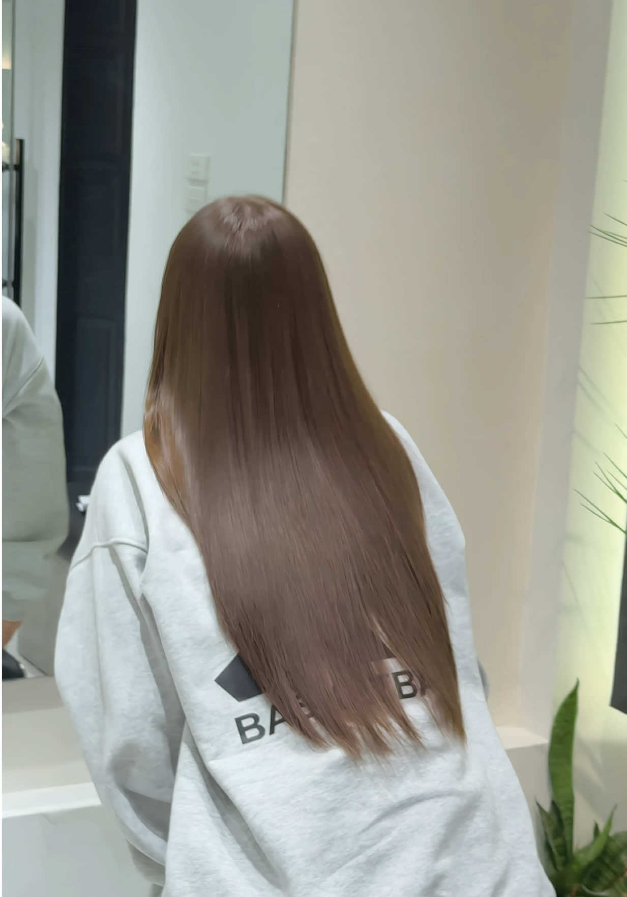 Thích màu sáng mà không thích tẩy thì chốt ngay màu này nha 🫒 #vhairstudio #màunhuộmđẹp #màukhôngtẩy #nhuộmtóc 