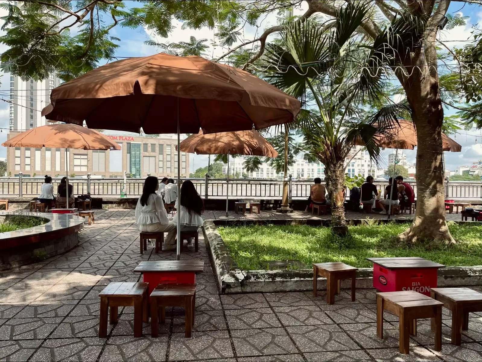 Dạo này có mấy hôm trời hơi nắng, “Cóc” đã trang bị thêm vài chiếc dù để không gian trở nên diệu hơn, hôm nào rãnh ghé “Cóc” bánh mì cà phê sáng bạn nhen 😉#khoinghiep #caphecoccantho #cantho #cantho #xuhuong 