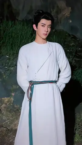 当我老了 头发白了 睡意昏沉 当我老了 走不动了 炉火旁打盹 回忆青春 多少人曾爱你青春欢畅的时辰 爱慕你的美丽 假意或真心 只有一个人还爱你虔诚的灵魂 爱你苍老的脸上的皱纹 当我老了 眼眉低垂 灯火昏黄不定 风吹过来 我的消息 这就是我心里的歌 当你我了 头发白了 睡意昏沉 当我老了 走不动了 炉火旁打盹回忆青春 多少人曾爱你青春欢畅的时辰 爱慕你的美丽 假意或真心 只有一个人还爱你虔诚的灵魂 爱你苍老的脸上的皱纹 当我老了 眼眉低垂 灯火昏黄不定 风吹过来 你的消息 这就是我心里的歌 当我老了 我真希望 这首歌是唱给你的 #yumenglong于朦胧 #vumonglung🍋🍋 #vumonglung #yumenglong #alanyu 