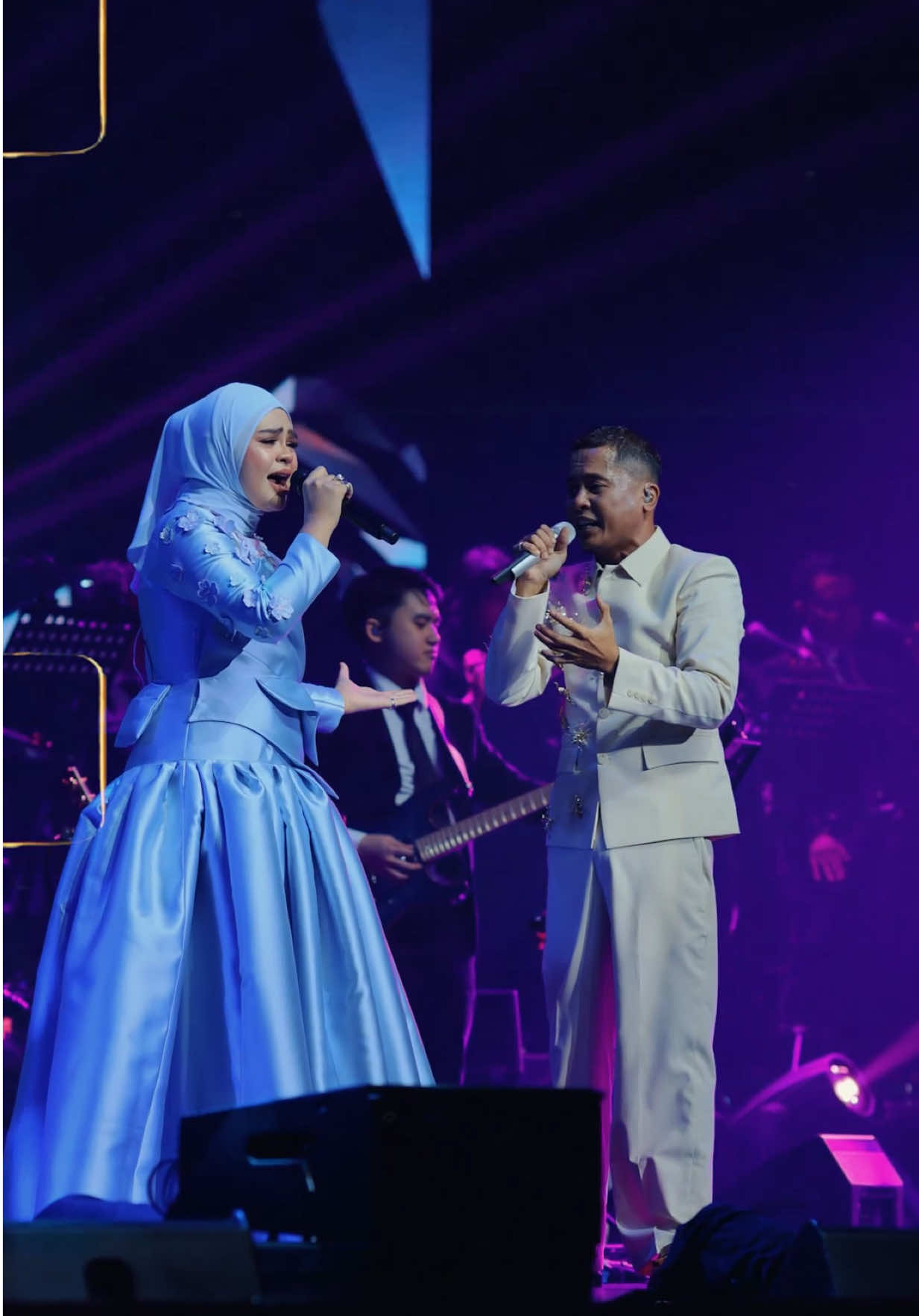Satu detik manis buat @umairahofficial_ , hadir sebagai artis jemputan di Konsert Di Sebalik Aku bersama Hafiz Suip. Terima kasih di atas kepercayaan dan peluang ini. Semoga langkah kecil ini dapat membuka ruang yang lebih luas, mengiringi perjalanan menuju pentas-pentas hebat pada masa akan datang ❤️ Terima kasih @sahentertainment  👗 @eyzad.elfie  💄 @atienzamua  📹 @syzwn.mrg  Official fc @umaizing_fc