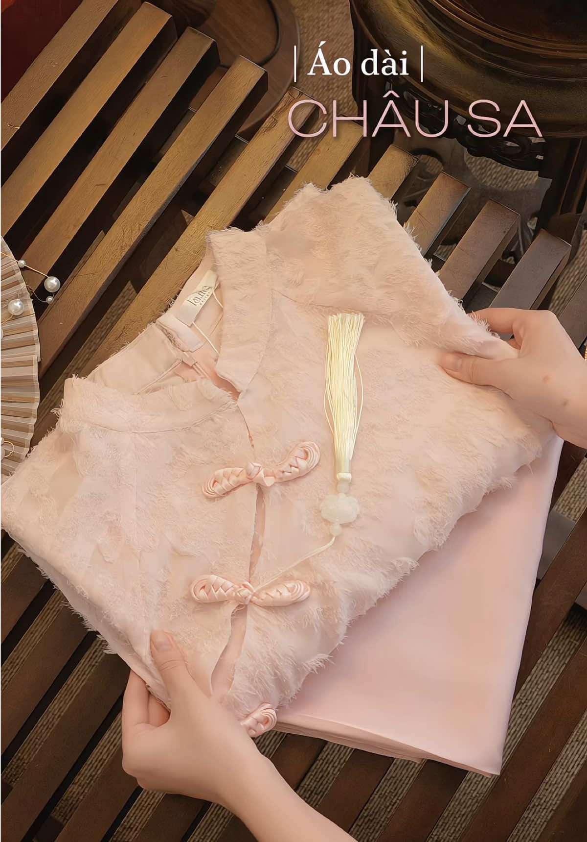 Dịu dàng mà vẫn kiêu sa, như sắc hồng châu sa trên tà áo. ◻️ Chất liệu: tơ lông mềm mại tạo cảm giác nhẹ bay, phối cùng quần lụa ngọc trai cao cấp mang độ bóng nhẹ. ◻️ Detall: from áo cách tân hiện đại, tay lỡ buông nhẹ uyển chuyển, nổi bật với chi tiết nơ lệch tinh tế tạo điểm nhấn. #aodaicollection #aodailana #aodaithietke 