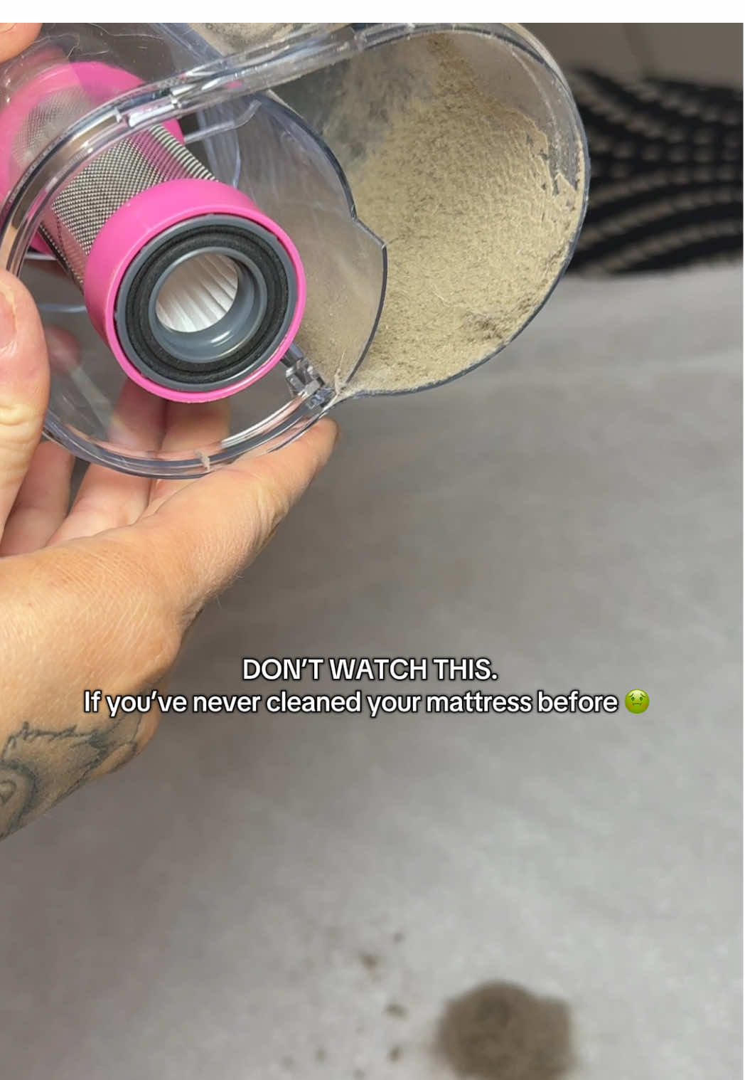 When I used this mite and dust vacuum for the first time I almost threw up 🤮 #CleanTok #bedvaccum #mitevaccumcleaner #cleaninghacks 