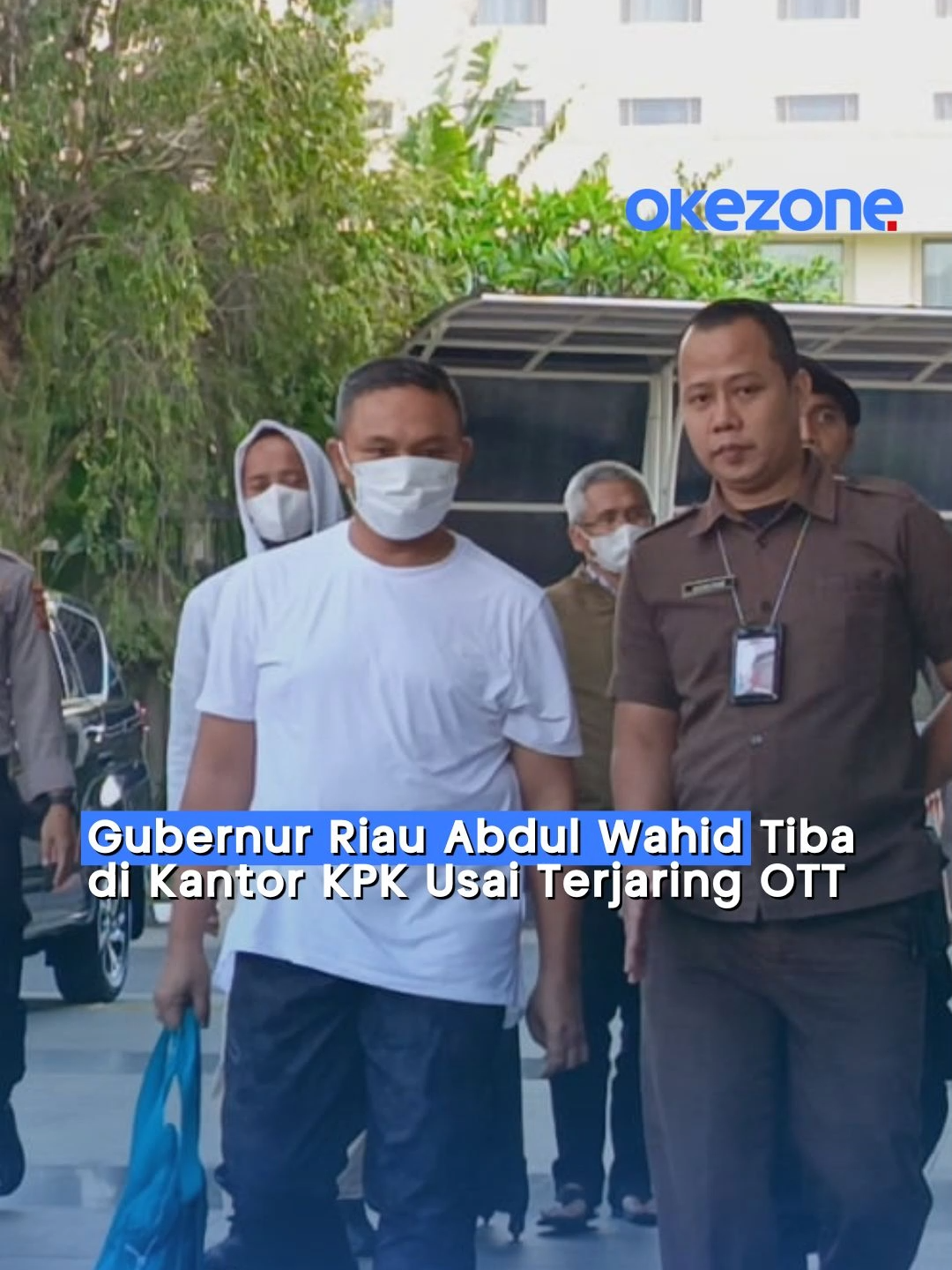 Gubernur Riau Abdul Wahid terlihat tiba di Gedung Merah Putih KPK pagi ini (4/11). Ia datang setelah terjaring OTT. Tidak ada yang disampaikan setibanya di kantor KPK, Abdul Wahid langsung digiring ke lantai dua untuk pemeriksaan. #Okezone #AbdulWahid #KPK #OTT #gubernurriau