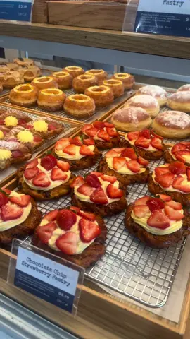 Everything looked so delicious and what I had was so freaking good!! 10/10 recommend 💕 #fy #parisbaguette #Foodie #FoodTok #foryourpage 