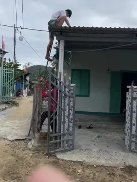 khi chỗ mình là trung tâm bão kiểu🤣#baokalmaegi#mientrungtraidathemattroi#mưagióbãobùng 