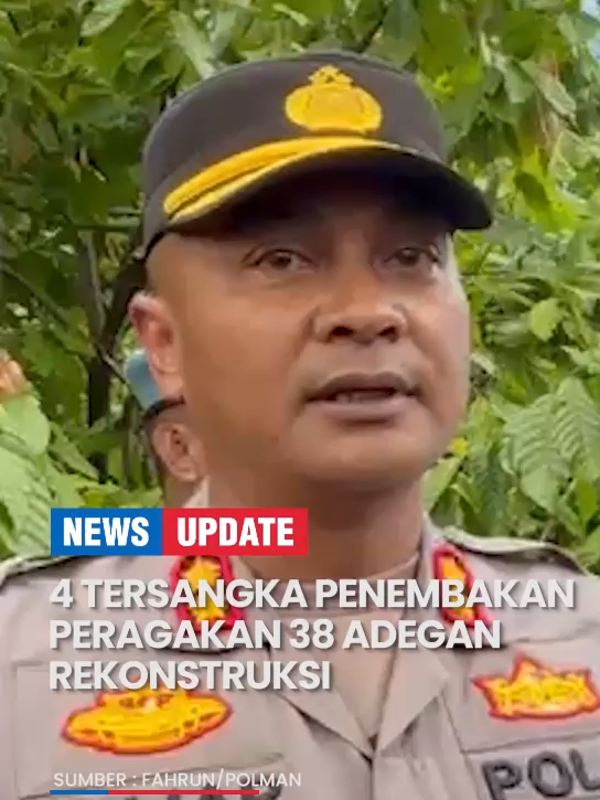 #rekonstruksi #polman #tribunsulbarcom #fyp #kasuspenembakkan TRIBUN-SULBAR.COM, POLMAN- Empat pelaku pembunuhan berencana terhadap pira bernama Husain menjalani 38 adegan rekontruksi di Kabupaten Polewali Mandar, Sulawesi Barat, Senin (3/11/2025). Rekonstruksi berlangsung di enam titik lokasi berbeda, mulai dari perencana hingga eksekusi. Empat pelaku inisial A F, D R, F R dan A K dihadirkan untuk menjalani rangkaian rekontruksi. Eksekutor penembakan terhadap korban Husain ialah tersangka DR atau Darussalam. Rekonstruksi dimulai dari rumah salah satu pelaku yang menyusun rencana, di Desa Lapeo, Kecamatan Campalagian. Dalam rekonstruksi, empat pelaku merencanakan pembunuhan, termasuk mengumpulkan senjata api. Terdapat pula air keras dihadirkan sebagai bukti, opsi pilihan digunakan pelaku  menghabisi korbannya. Adegan selanjutnya, pelaku melihat korban melintas di Pasar Campalagian gunakan mobil putih. Eksekutor Darussalam lalu memperagakan adegan pulang ke rumah mengambil senjata api jenis revolver. Lalu mengikuti pelaku dari belakang menggunakan sepeda motor sembari membawa senjata api. Saat korban melintas di Desa Lagi-Agi, Kecamatan Campalagian, pelaku lalu menghampiri korban. Menodongkan senjata api ke arah korban dengan jarak cukup dekat, lalu menembaknya. Korban yang saat itu mengemudi, hilang kendali lalu mobilnya terperosok ke semak belukar. 