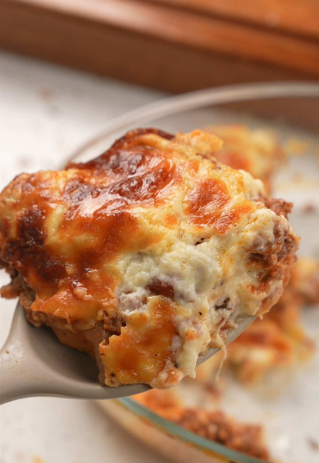 Episod 708 | Resepi Lasagna Roti Gardenia | 2 Minit 1 Resepi by Che Sayang Kitchen Lasagna boleh pakai roti Gardenia? Mestilah boleh! Senang je 😁🙌🏻 Resepi penuh Bahan-Bahan - Roti Putih Original Classic Gardenia - Cheese Mozzarella Daging bolognese - 1/2 biji bawang holland hiris - 3 ulas bawang putih cincang - Daging cincang - Garam - Italian herbs - Sos bolognese pasta Bachamel sos - 2 sudu butter - 3 sudu tepung gandum - 1 setengah cawan susu full cream - Garam - Serbuk lada hitam Bakar 180 celcius, 25 minit #resepichesayang #chesayangkitchen 