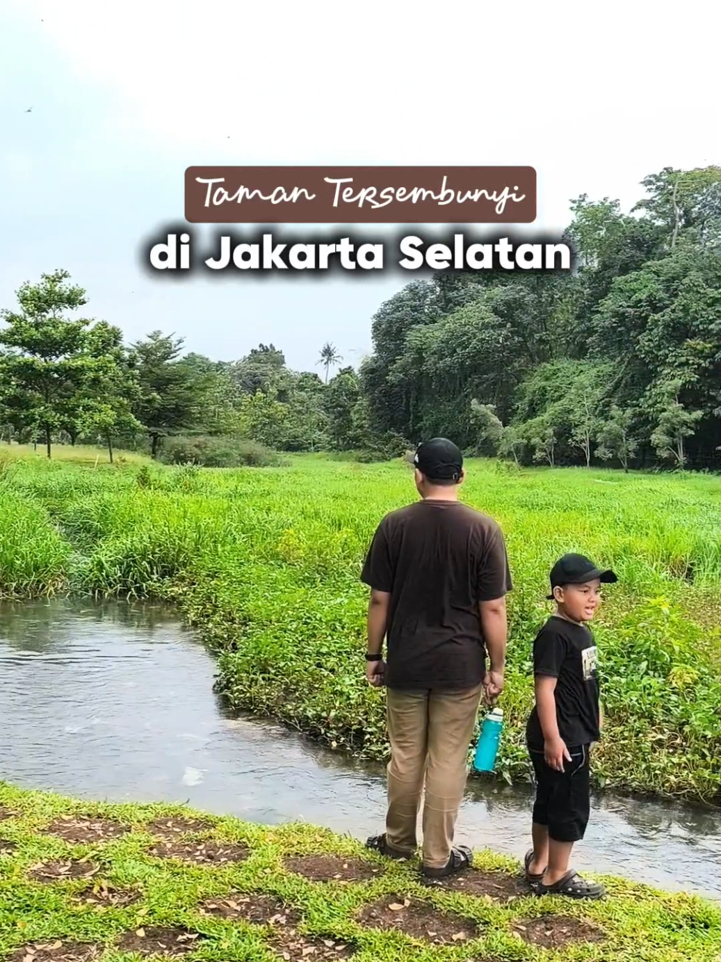 Taman tersembunyi di Jagakarsa yang belum banyak orang tau. Masuh asri dan alami banget. Cocok buat ajak anak-anak grounding, main permainan yang menyatu dengan alam, atau piknik ala-ala 🐇🌿 #tamanjakarta #taman #tempatmainananak #tamanhijau #infojakarta 