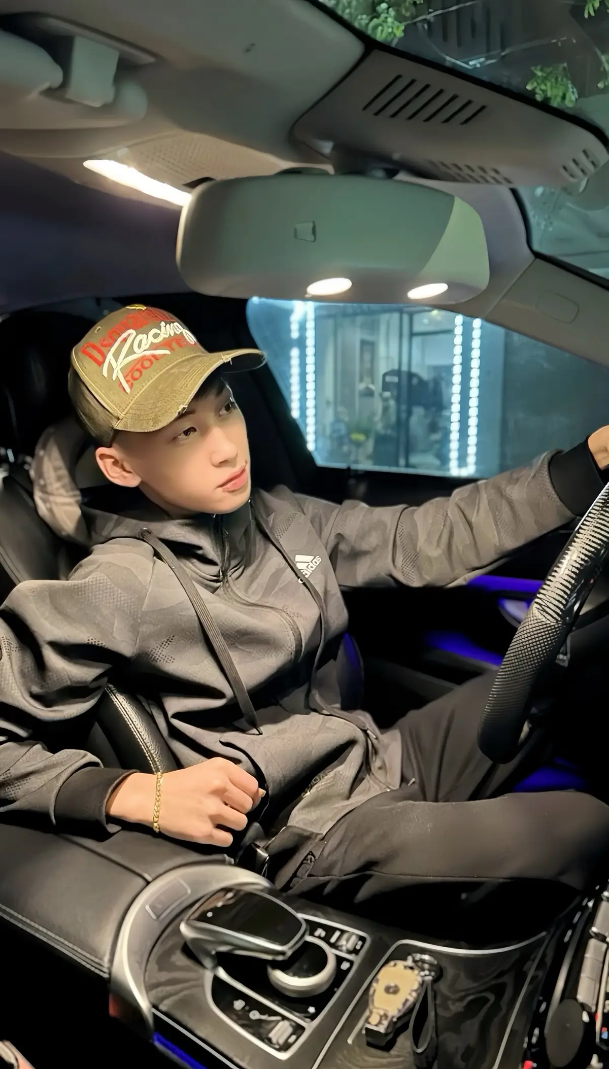 Hết thời ai cũng như ai. Mất đi nhiều thứ nhận ra nhiều đều. Một mai nắng tắt về chiều. Ân tình chả đủ, oán thì gấp đôi..! #idolvietbeti 