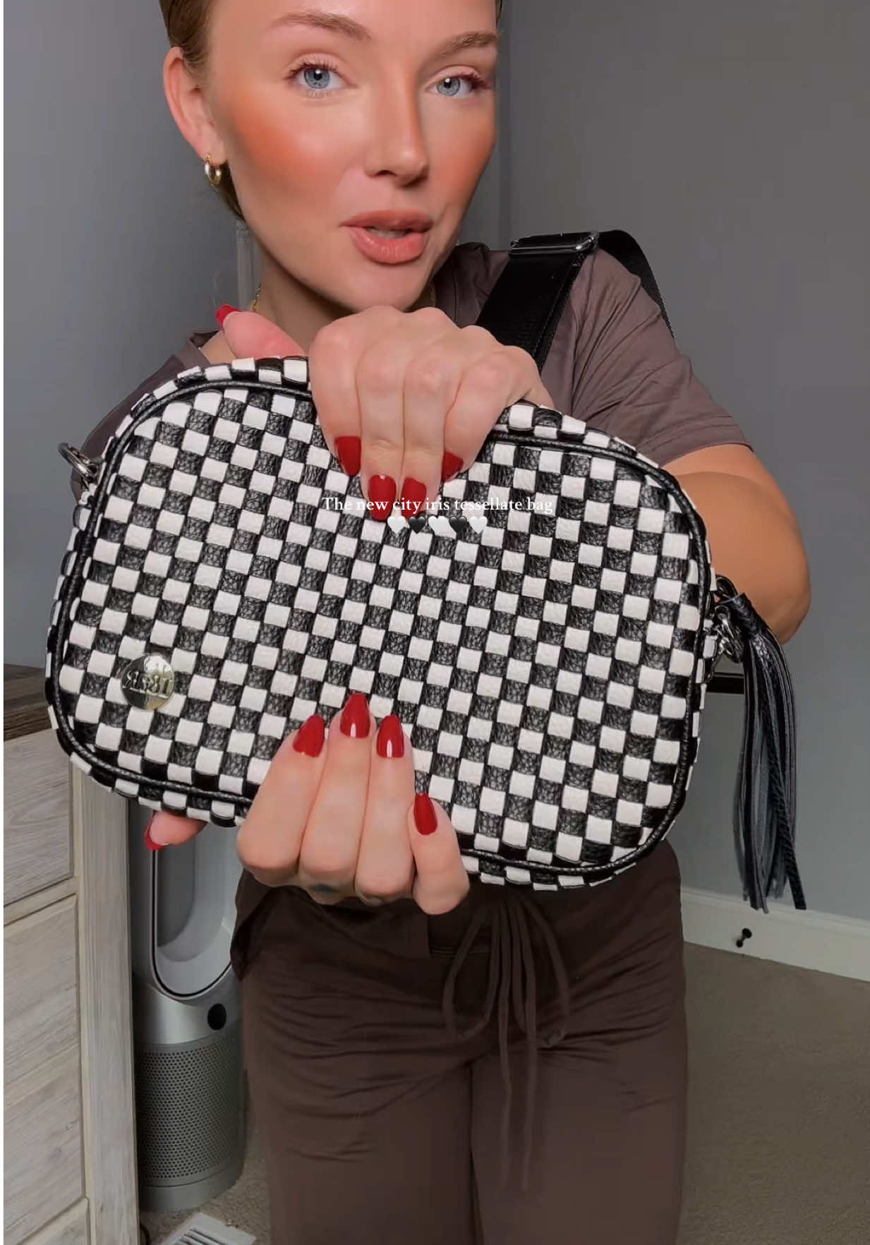 Such a GORGEOUS bag, definitely getting this baby in more colors! 😍 #tessellatebag #tiktokshopcybermonday #tiktokshopblackfriday #irisandrainbow #crossbody 