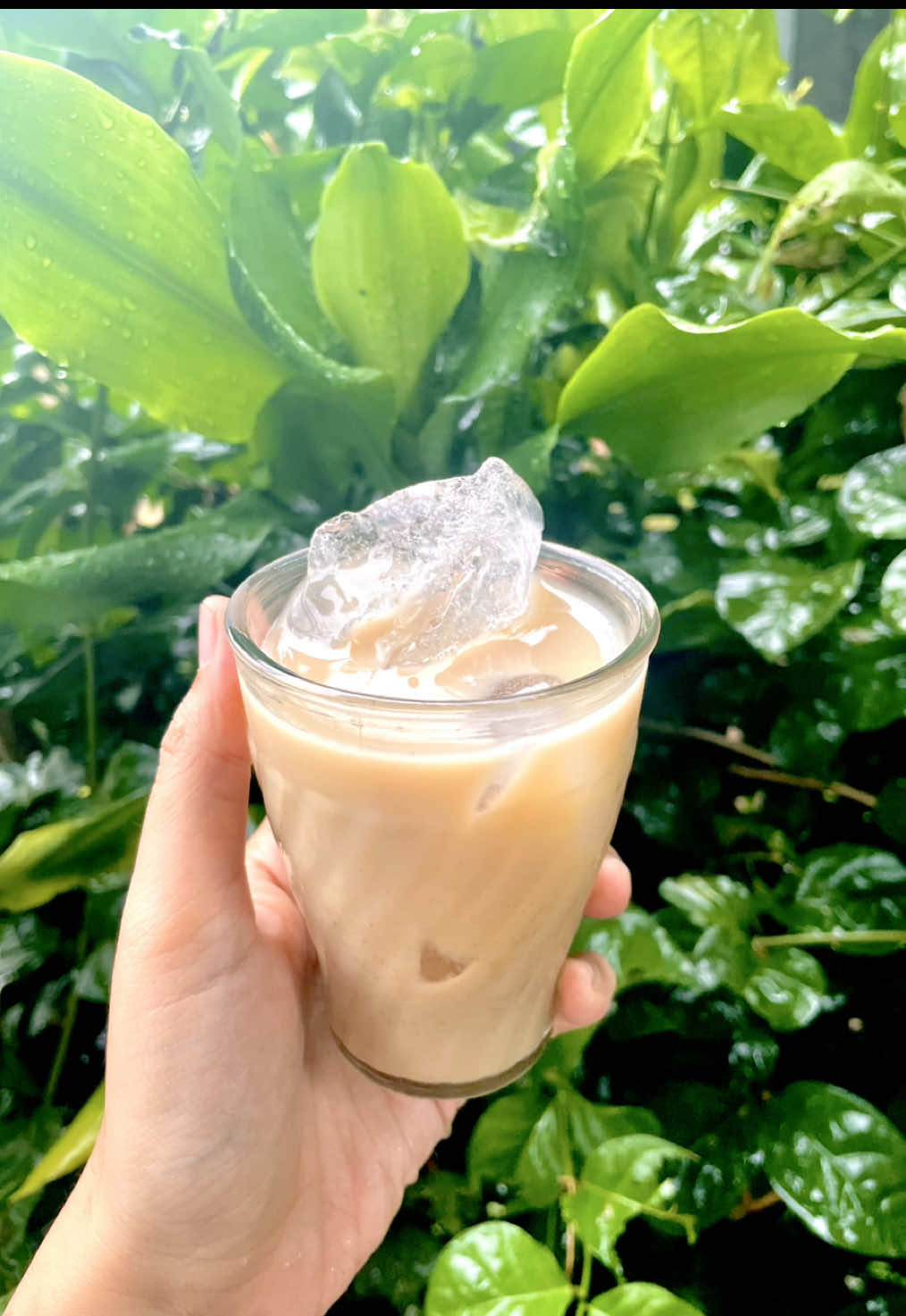 Setelah menjadi seorang ibu, ternyata aku kehilangan diri sendiri. Ternyata aku terlupakan karna jam tidurku yg berantakan, rutinitas yg sama & rasa lelah yg taksempat diistirahatkan. Sekarang aku happy lagi, merasa cantik & bersemangat. Bahkan disaat kena terjangan gelombang rumah tangga, diwaktu anak susah makan, rungsing, sensitif atau sulit diatur, aku tetap tenang. Alhamdulillah 🤗 • • • • #homeliving #iburumahtangga #dailylife #irt #masak 