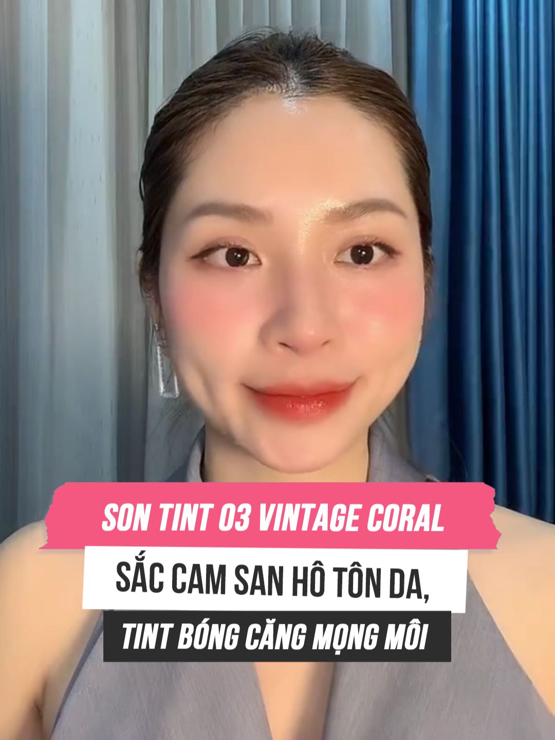 Môi xinh như một trái cam mọng 🍊 Màu son chiều lòng mọi tông da - Vintage Coral mã 03 Lớp finish mượt mà, mỏng và nhẹ môi, sau ăn uống để lại lớp base đều chứ không hề loang lổ. Với những chị em mê tông son có tính cấp ẩm cao, hạn chế lem trôi khi đeo khẩu trang thì phải thủ ngay trong túi bảo bối này. Cũng là sắc cam nhưng tông màu rất nịnh da, tinh tế và hút mắt cực kì. Thảo nào các chị khách iu dùng bao nhiêu son hàng hiệu mà vẫn bị say mê Viclipstick như điếu đổ 😄 Đôi môi hút mắt từ mọi góc độ, yêu đến phát nghiền! Các màu khác cũng đặc sắc không kém, chị yêu tậu ngay em nó nhé ạ ❤ #levananh #myphamlevananh #viclipstick #sontint #vintagecoral #camsanho