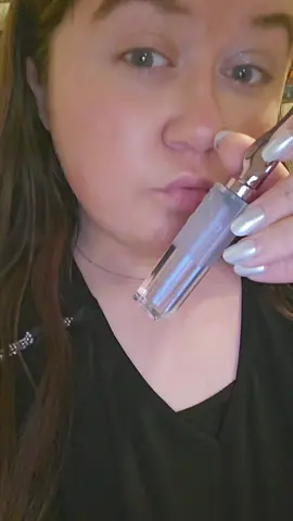 urban decay liquid eyeshadow 😍 ✨️  she's gorgeous!! @urban decay #urbandecay #beautyhacks #fyp 