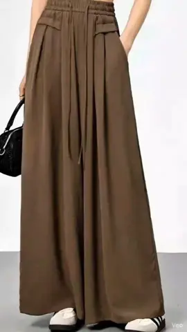 “Girl! Pagod ka na bang magsuot ng pants na hindi nagbibigay justice sa katawan mo?  Ito na — High Waist Wide Leg Baggy Pants!  Pampahaba ng legs, panipis ng waist, at super comfy pa! Perfect sa kahit anong body type, lakas maka–model off-duty look!  Kaya kung gusto mong standout sa crowd — ito na ang sagot!”  #HighWaistPants #BaggyStyle #KoreanOOTD #ChicLook #TrendyWomen