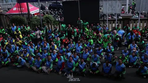 Kapolda Metro Jaya Apresiasi Ojol Kamtibmas Gagalkan Aksi Curanmor Kapolda Metro Jaya Irjen Pol Asep Edi Suheri memberikan penghargaan kepada Rahmad Fauzi, pengemudi ojek online yang tergabung dalam program Ojol Kamtibmas, atas aksi cepatnya menggagalkan pencurian sepeda motor di Jakarta Timur. Penghargaan diserahkan saat apel di Polres Metro Jakarta Timur, Senin (3/11/2025). Kapolda menyebut tindakan Fauzi sebagai contoh nyata sinergi antara Polri dan masyarakat dalam menjaga keamanan. Kabidhumas Polda Metro Jaya Kombes Pol Budi Hermanto menambahkan, aksi heroik tersebut membuktikan keberhasilan program Ojol Kamtibmas yang digagas Kapolri sebagai mitra kepolisian dalam menciptakan situasi kamtibmas yang aman dan humanis. #PoldaMetroJaya #OjolKamtibmas #JagaJakarta+ #Presisi #Polri 