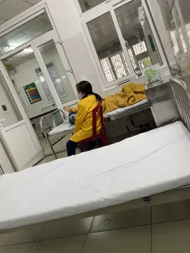 Bây ơi bây...... t đi nuôi bệnh ở bv quân y. Ông giường bên cũng thương binh. Mổ khớp háng. Nằm 1 chỗ rồi đó. Mà còn cả ngày coi mấy cái vậy xong bắt vk lại mò cho ra nữa bây ơi....!!!! Báo bs rồi vẫn vậy. Phòng khác cũng đông ng ko đổi đc. Làm j với ổng h bây ơi bây..... 
