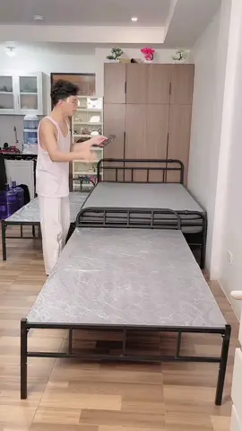 #livehighlights #tiktoklive #tiktoklive #livehighlights Matibay at madaling i-fold! 💪🛏️ Folding bed na gawa sa marine plywood at may gray fabric cover—available sa 120cm (double) na kayang hanggang 250kg at 100cm (semi-double) na kayang hanggang 200kg. Perfect para sa matibay at space-saving na higaan! 😉👌 #tiktoktrending      