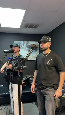 Ensayando A.M.O.R para cantarla por primera vez este fin en Guadalajara, San Luis Potosí y Morelia 🇲🇽❤️‍🔥🎤 #LosParras #ElGranRegresoTour #AMOR 