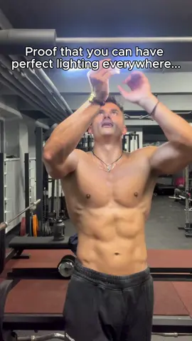 Imagine having perfect lighting everywhere 😫 crazy gadget for posing. Gymbro best tool #Fitness #gym #muscles #physique #bodybuilding     