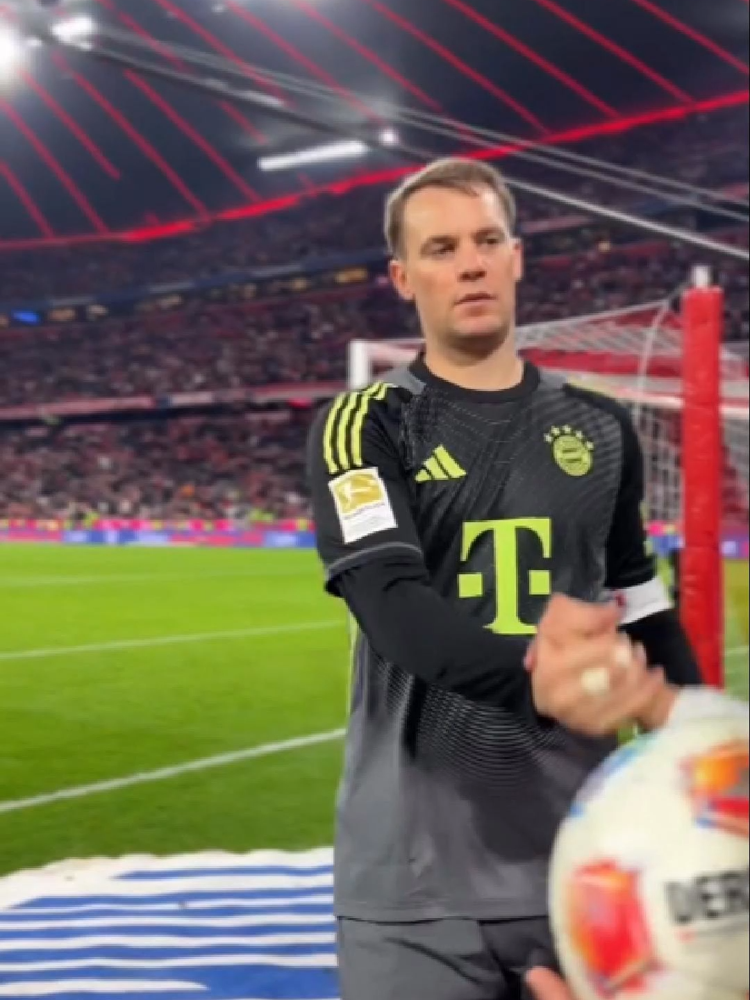 Manuel Neuer presenteia gandula com par de luvas. #FUTEBOL #FOOTBALL #GOLEIRO #goalkeeper #NEUER #MANUELNEUER #GERMANY #deutschland #FUSSBALL #FUTBOL #Soccer