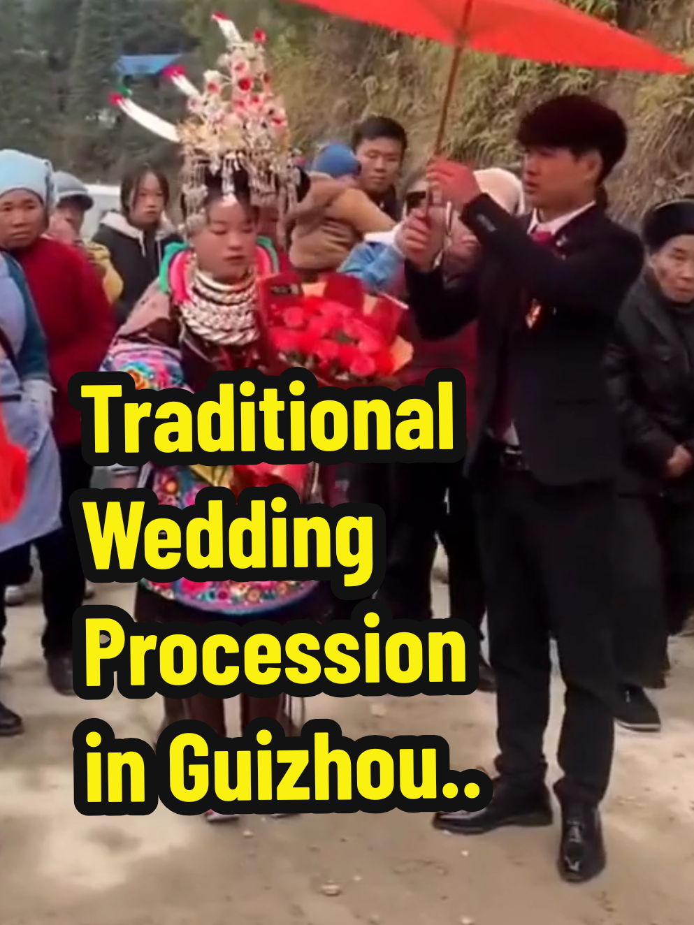 Experience the vibrant and bustling atmosphere of a traditional ethnic minority wedding in Guizhou, China! This video captures the lively procession where guests carry an impressive array of gifts, from live chickens and pigs to modern appliances like washing machines and wool blankets, all presented on bamboo poles. The scene is filled with red balloons, cheering crowds, and colorful traditional attire, culminating in the stunning arrival of the bride, adorned in intricate silver headdresses and embroidered garments. It’s a beautiful blend of ancient customs and modern life, showcasing the rich cultural heritage and communal joy of rural Chinese weddings. Translate - Rasakan suasana meriah dan penuh semangat dari sebuah pernikahan tradisional suku minoritas di Guizhou, Tiongkok! Video ini menampilkan prosesi yang hidup, di mana para tamu membawa berbagai hadiah, mulai dari ayam dan babi hidup hingga peralatan modern seperti mesin cuci dan selimut wol, semua disajikan di atas tiang bambu. Adegan ini dipenuhi balon merah, kerumunan yang bersorak, dan pakaian tradisional berwarna-warni, yang mencapai puncaknya dengan kedatangan pengantin wanita yang memukau, mengenakan hiasan kepala perak rumit dan pakaian bordir. Ini adalah perpaduan indah antara adat istiadat kuno dan kehidupan modern, menunjukkan warisan budaya yang kaya dan kegembiraan komunal dalam pernikahan pedesaan Tiongkok. #GuizhouWedding   #EthnicWedding   #ChineseTradition   #WeddingProcession   #CulturalCelebration 