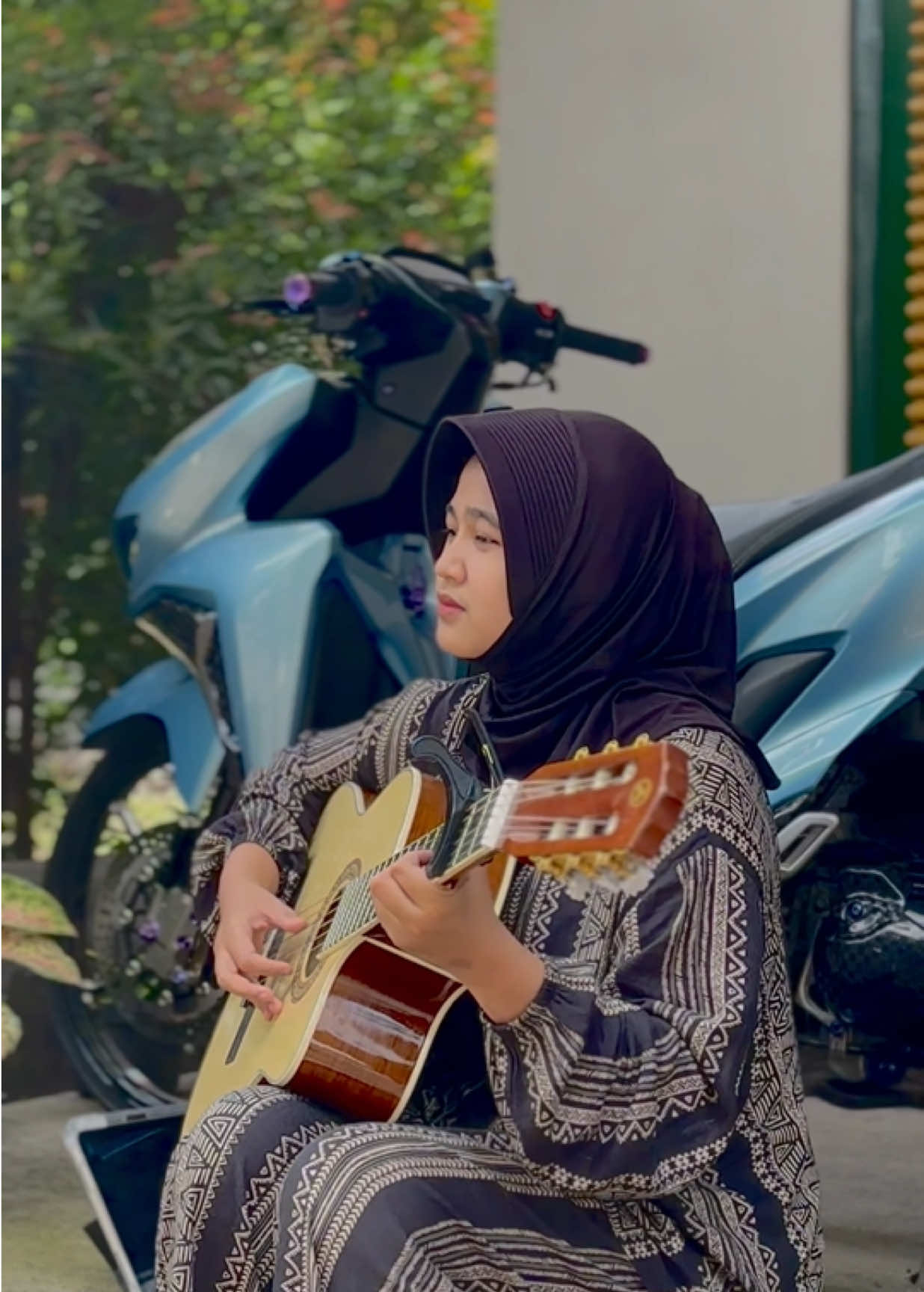 nyanyi lagu dj lagiiii,pake gitar yg selalu meyda pake di live,buat yg nanyain langsung cek keranjang kuning yawwww,dari@Artisan Guitar Indonesia #dj #foryoupage #xyzabc #meydarahma 