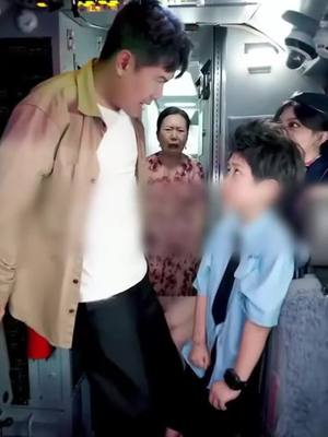 เด็กชายวัย 8 ขวบที่มีรูปร่างเล็กสามารถพลิกสถานการณ์ได้และท้าทายอัตราการรอดชีวิตเพียง 1%