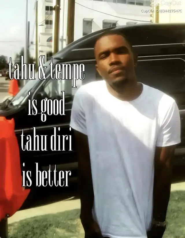 Berikut cara membuat kukis (cookies) sederhana dan enak👨🏻‍🍳🍪 Bahan-bahan: 100 gram mentega (butter) 50 gram margarin 100 gram gula halus (bisa juga gula pasir halus) 1 butir kuning telur 200 gram tepung terigu (protein sedang) 30 gram susu bubuk (opsional) 50 gram choco chips atau potongan cokelat (sesuai selera) 1½ sdt vanili bubuk 1½ sdt baking powder (opsional untuk tekstur lebih renyah)    🔪Cara membuat: 1. Kocok bahan lembut: Kocok mentega, margarin, dan gula halus sampai lembut dan pucat (pakai mixer atau whisk). 2. Tambahkan telur & vanili: Masukkan kuning telur dan vanili, aduk rata. 3. Masukkan bahan kering: Ayak tepung terigu, susu bubuk, dan baking powder. Masukkan sedikit demi sedikit ke adonan, aduk pakai spatula hingga rata. 4. Tambahkan topping: Campurkan choco chips atau bahan lain (kacang, keju, dll). 5. Bentuk adonan: Ambil sedikit adonan, bulatkan kecil, lalu pipihkan di loyang yang sudah dialasi kertas roti. 6. Panggang: Panggang dalam oven suhu 170°C selama 20-25 menit sampai bagian pinggirnya agak kecokelatan. 7. Dinginkan: Setelah matang, biarkan dingin dulu supaya kukis mengeras dan renyah.