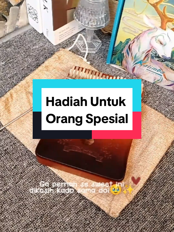 Hadiah untuk orang spesial ✨🧡 Nyari kado yang bermakna dan gak pasaran ? Kalimba ini suaranya lembut dan bisa jadi kenangan manis 🎁✨ #kalimba #kalimba21keys #alatmusik #hadiah #fyp 
