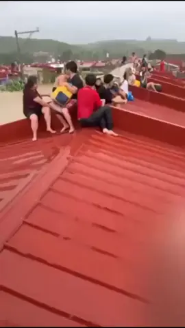 ฟิลิปปินส์ 🇵🇭| พายุคัลแมกีถล่ม  เมืองเซบูท่วมหนัก  เช้า 4 พฤศจิกายน 2025 รถยนต์หลายคันในหมู่บ้าน วิลล่า เดล ริโอ 1 เขต บารังไก บาคายัน เมือง เซบู ซิตี้ ถูกน้ำท่วมพัดพาไปเนื่องจากอิทธิพลของพายุ  ติโน  หรือชื่อสากล คัลแมกี  ตามรายงานของ กรมอุตุนิยมวิทยาแห่งฟิลิปปินส์ เมื่อเวลา 08.00 น. เมืองเซบูอยู่ภายใต้การเตือนภัย สัญญาณลมพายุระดับ 4 04/11/68 07.25 น. Latest storm update 